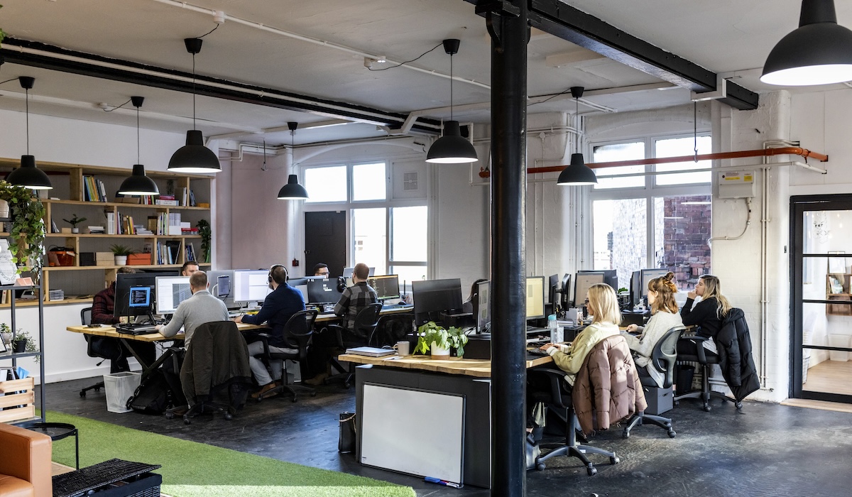 Plusieurs personnes à leur poste de travail au bureau