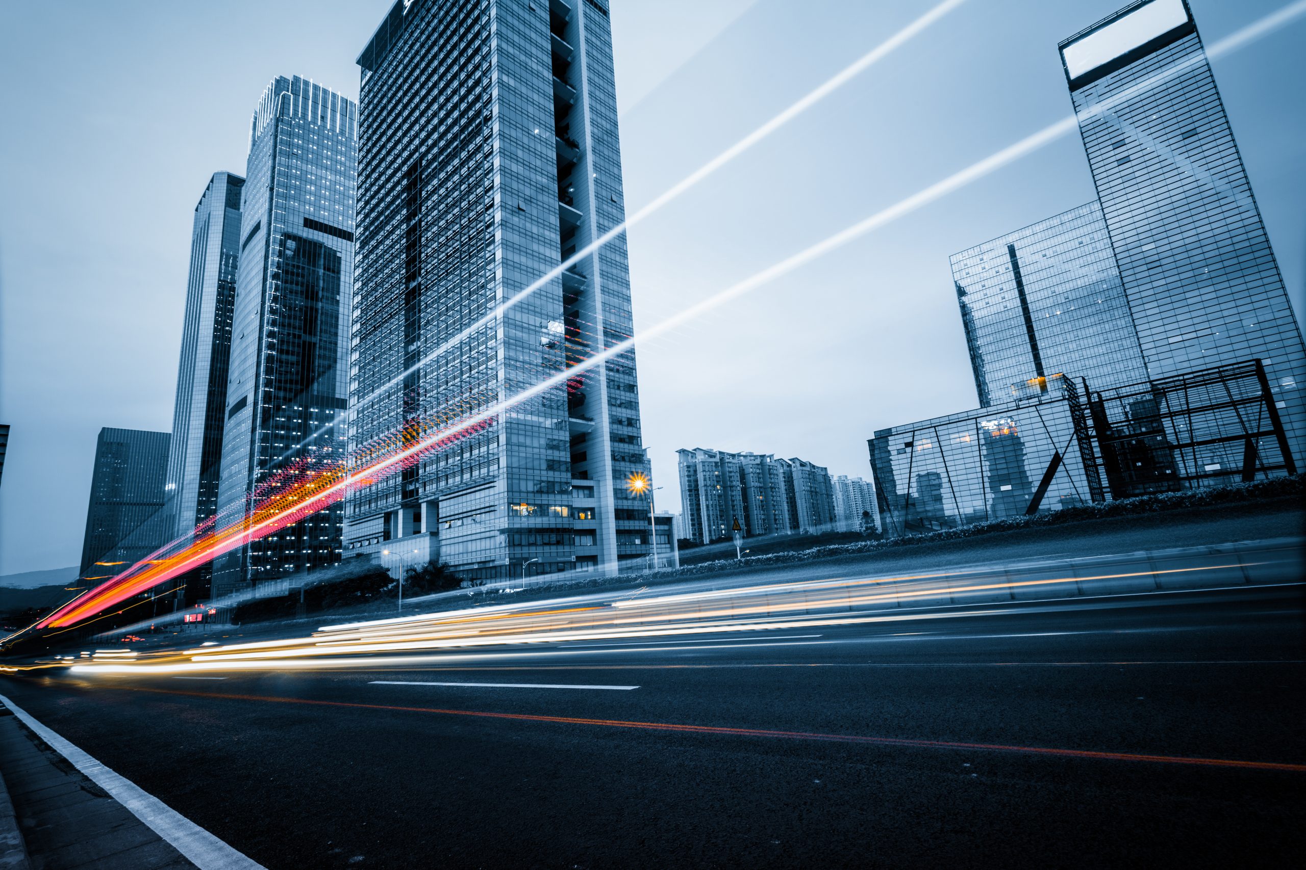 Rastros de luz diante de um edifício moderno em Xangai, na China.